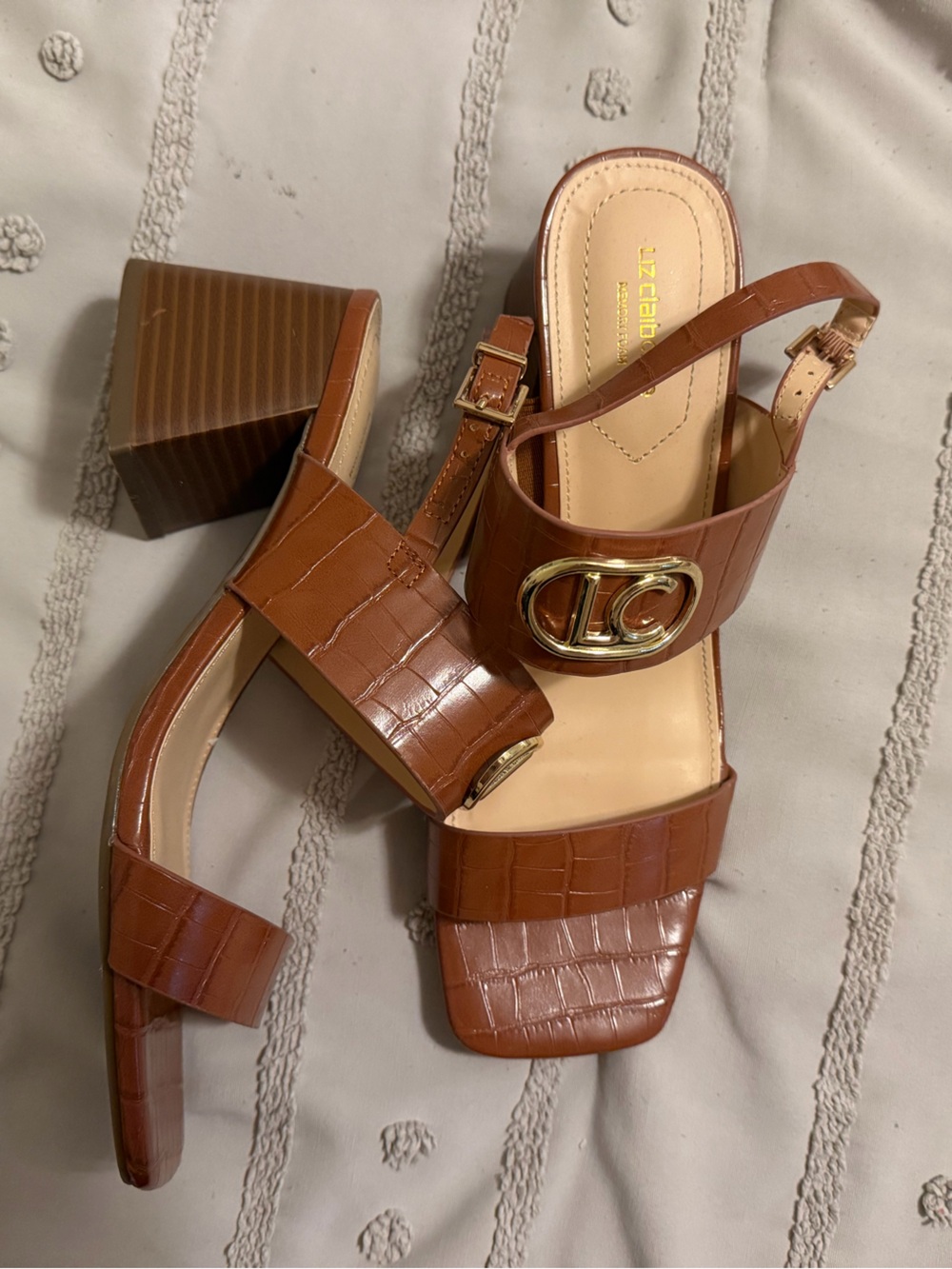 NWOT Liz Claiborne Tan Croc-Embossed Block Heel Sandals with Gold Buckle
